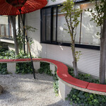 本格手打うどん おか泉 - 行列ができるので、お店の外にベンチがあります。