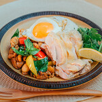 海南鶏飯本舗 - 人は迷う生き物、そんな時にも満足を！もっと違う設定で、もっと違う関係で、選べたらよかった！これが運命の盛り合わせじゃ無い、でも贅沢に頼みたい。たったひとつ確かなことが有るとするならば、どれも美味だ！