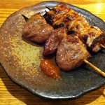 旅人酒場　武蔵 - 左ハツ（鶏）、右テッポウ（豚）