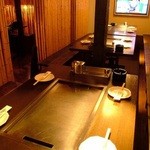 Teppan Yaki Nanja Monja - 1Fテーブル席。32インチのTVも有り、持ち込みDVD画像も流せます。