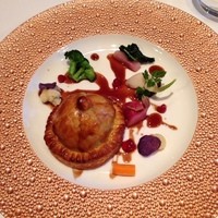 レストラン マノワ - 肉料理 鹿とフォアグラのパイ包み