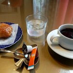 Little Tree Cafe - マロンパイ 税込300円とホットコーヒー 税込440円