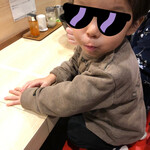 拉麺大公 - 自家製麺が気に入ったらしく満足気な我が子