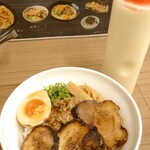 Kiwami Tonkotsu Aodaruma - 満腹セットのチャーシュー丼 中