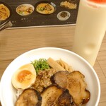 極み豚骨 青達真 - 満腹セットのチャーシュー丼 中