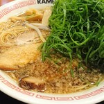 Ramen makotoya - 「熟成背油醤油九条ねぎラーメン」麺はコシのある小麦感強め、濃厚だが後味さっぱりの熟成背油醤油スープです。