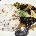 按田餃子 二子玉川店 - 結局いつも同じメニュー♬ラゲーライスは国産ハトムギを炊き込んだもっちりご飯が癖になる。豚肉とキクラゲの煮込み料理と。