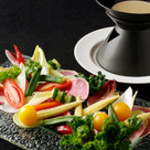 リストラッツィオーネレジーア - 契約農家直送の野菜を使ったバーニャカウダー。シェフこだわりのソースでお召し上がり下さい。