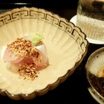 津の守坂 小柴 - お造り（天然縞鯵・胡麻醤油）