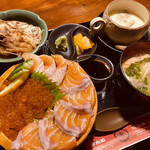 YUMEKOUSEN - サーモンいくら丼＝1580円
                ※いくらの高騰で現在は1780円