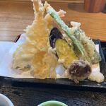 Udon'Ya Akiduki - 天ぷらは海老が２本と季節の野菜の揚げたて天ぷらです。
                         