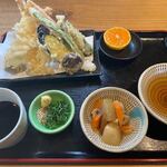 Udon'Ya Akiduki - 暫く待つと先ず定食の天ぷらセットが運ばれて来ました。