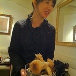 トラットリア コルポ デラ ストレーガ - マダムの手にはボールいっぱいのフレッシュポルチーニ