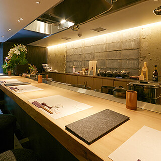 A high-quality space with a beautiful plain wood counter. For anniversaries and celebrations.