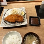 三匹の黒豚 - ローストンカツ定食。トンカツ以外はお代わり可