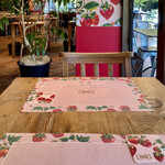 Royal Garden Cafe - 店内のピンクと銀杏並木のグリーンが綺麗