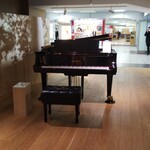 Fukutei - 浜松駅新幹線改札内のピアノ。今回はYAMAHA製でした。