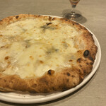 Pizzeria Osteria e.o.e - モッツァレラ、ゴルゴンゾーラ、タレッジョ、パルミジャーノ