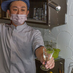 自由創作バル アクスリー - ベネンシアでドリンクを注ぐ