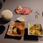 孝作とアームストロングの肉とけむり - 赤字覚悟の焼肉ランチ　1,100円