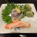 月乃家寿司 - お通しです。蟹、鰮、ソラマメ