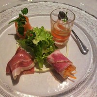 chez みなみ - 左上サーモンと林檎ホワイトセロリ・右上トマトジュレと赤ピーマンムース、足赤エビ・左下パルマ産生ハムとイチジク・左下ロースハムとキャロットラぺ