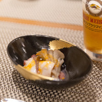 和み酒 仁 - つきだしは舞茸とタコ、その下にペースト状のなんきんが隠れています。