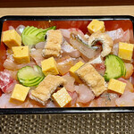 Suzukino - 今朝捌いた真鯛 煮穴子 細魚 5日目の鮃 軽く漬けた鯵 ほんのり甘い玉子焼き 飾り切りした胡瓜のばらちらし