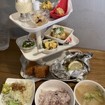 こびとカフェ - 下段
      メイン　牛肉コロッケと秋鮭ときのこのホイル焼き
      生サラダ
      