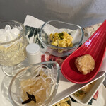 こびとカフェ - 上段
      かぼちゃとクリームチーズ
      キクラゲの酢の物
      里芋のフライ
      カスタードプリン