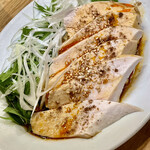 かつぎや - よだれ鷄はムネ肉です　爽やかなタレと香辛料でちょっとだけ辛い上品な味わいになってます