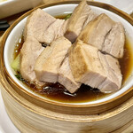 かつぎや - このエッジの立った肉の塊がまさに角煮ですね