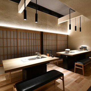 Enjoy your meal in a restaurant with a sense of openness and the warmth of wood.