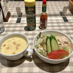 グリル ロン - セットのスープとサラダ。