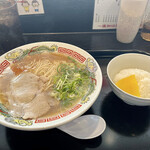 博多ラーメン専門店 幸ちゃんラーメン - 料理写真:ラーメン580円　時間帯で無料でご飯付けれるます。