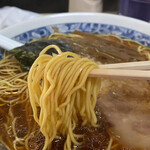 タンタン - 麺リフト。田村製麺の細ちぢれ麺で、しっかりと硬めに仕上がっている。