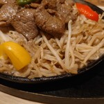 松尾ジンギスカン - フルーティーな甘辛ダレとお肉の旨味が溶け込んだ野菜も最高。