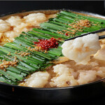 Hakata-style spring cabbage and domestic offal miso hotpot (for 2 people)