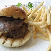 ユニオン スクエア トウキョウ - 「限定ＵＳＴバーガー　フレンチフライ添え」のハーフサイズ