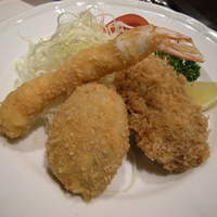 厳選洋食さくらい - 海老フライ(1,900円)、カニクリームコロッケ(1,900円)、メンチかつ（1,800円）、三人でシェアした皿を作ってくれる。