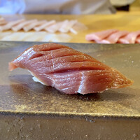 恵比寿 えんどう - 大間の鮪 赤身　延縄
                    美しい！！
                    包丁の入れ方から身が柔らかくシャリと違和感なく調和した赤身、酸味も程良くとても良い味わいです。
                    歯触りがとても良いのも印象的でした。