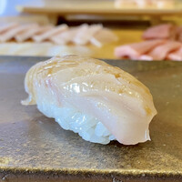 恵比寿 えんどう - 鰆
                    写真を見ても脂が乗っているのが見て取れます。
                    とは言え鰆の脂は上品で癖がなく白身としての旨みがあります。
                    通年食べている印象の鰆ですが、この鰆は抜きん出ています美味しさが！