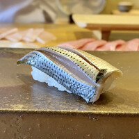 恵比寿 えんどう - 三重のコハダ
                    酢の締め具合はお店の個性が如実に現れますが、こちらは浅く漬けた感じで甘みが特徴的、こんな塩梅もえんどうさんのシャリにはピタリと合いますね。
                    旨みがしっかりと感じられ私は好きです♪