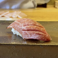 恵比寿 えんどう - 大間の鮪 大トロ　カマ寄りの部位
                      赤身と同じ魚体の大トロ、かなり脂が乗ってきましたかね。
                      こちらも包丁を入れ柔らかくシャリに馴染みます。
                      脂の乗りだけではなく旨みがあります。