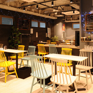 The colorful chairs are the highlight ♪ The stylish and calm interior can also reserved ◎