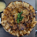 豚大学 - 「豚丼 大学院」上から。配膳品を一目見て、その薔薇の花弁のように敷き詰められた豚バラ肉の配置の美しさに魅了される。『豚大学』特製の豚バラ肉を、より食感が感じられるように厚めにカットしているとのことだ。