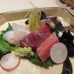 くろぎ - お造:鮪、紅葉鯛、〆鯖 妻もの色々