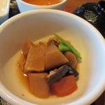Kirimbiafamu - 添えられた小鉢は博多御膳の名前らしく博多名物の筑前煮の小鉢でした。
       