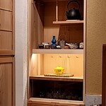 馬車道 大かわ - 飾り棚にも器が色々