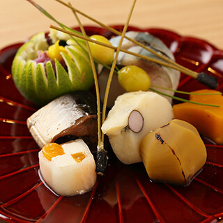 A kaiseki course made with seasonal ingredients, where you can discover new flavors every time you visit.